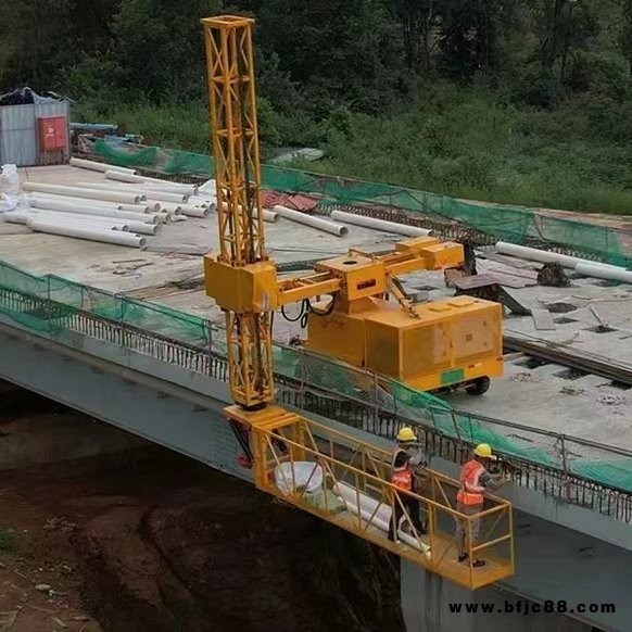 橋梁排水管安裝施工車雨水管道車